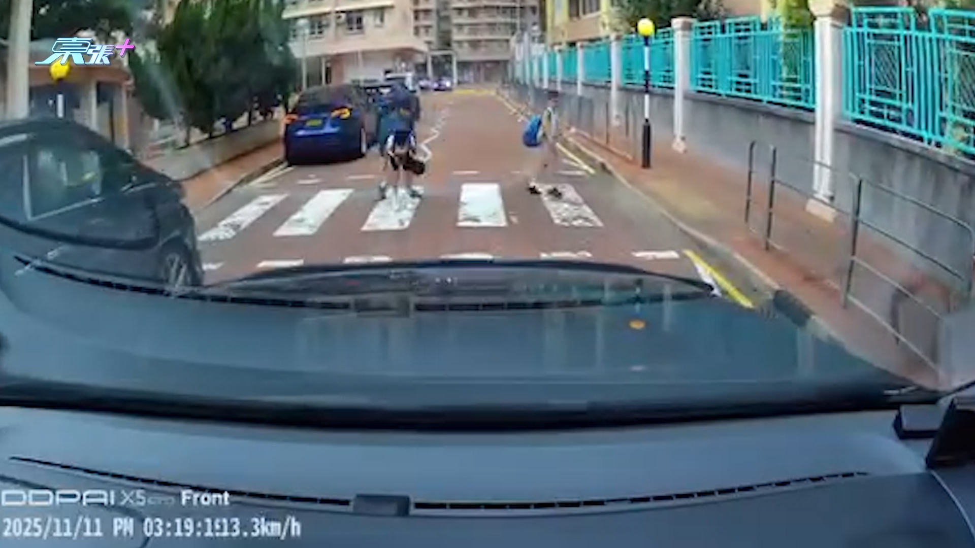 車Cam直擊｜小學生過斑馬線後「鞠躬多謝」　司機大讚：值得表揚