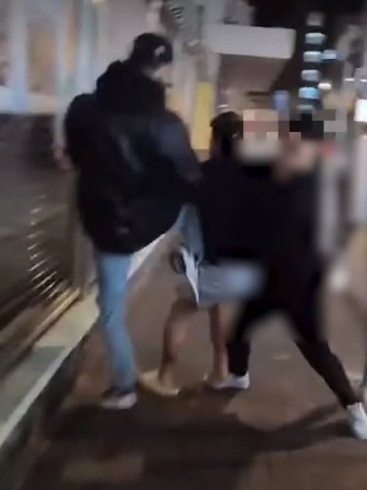 油麻地MMA｜短褲男遭雙人圍攻狠拳箍頸。(FB@Polly Sum)