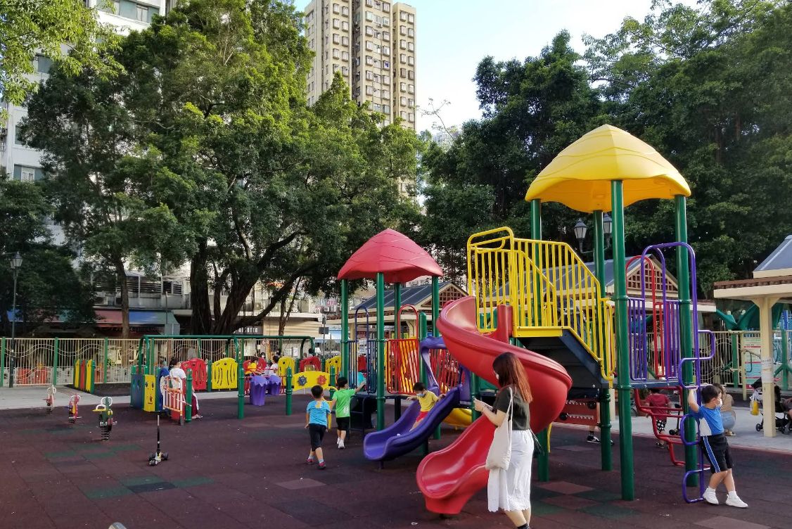 元朗有兩名年約18至20多歲的年輕男子在元朗康樂路公園及球場一帶，向放學後前往補習及剛補習完路過的小學女生進行搭訕等行為。(google地圖)