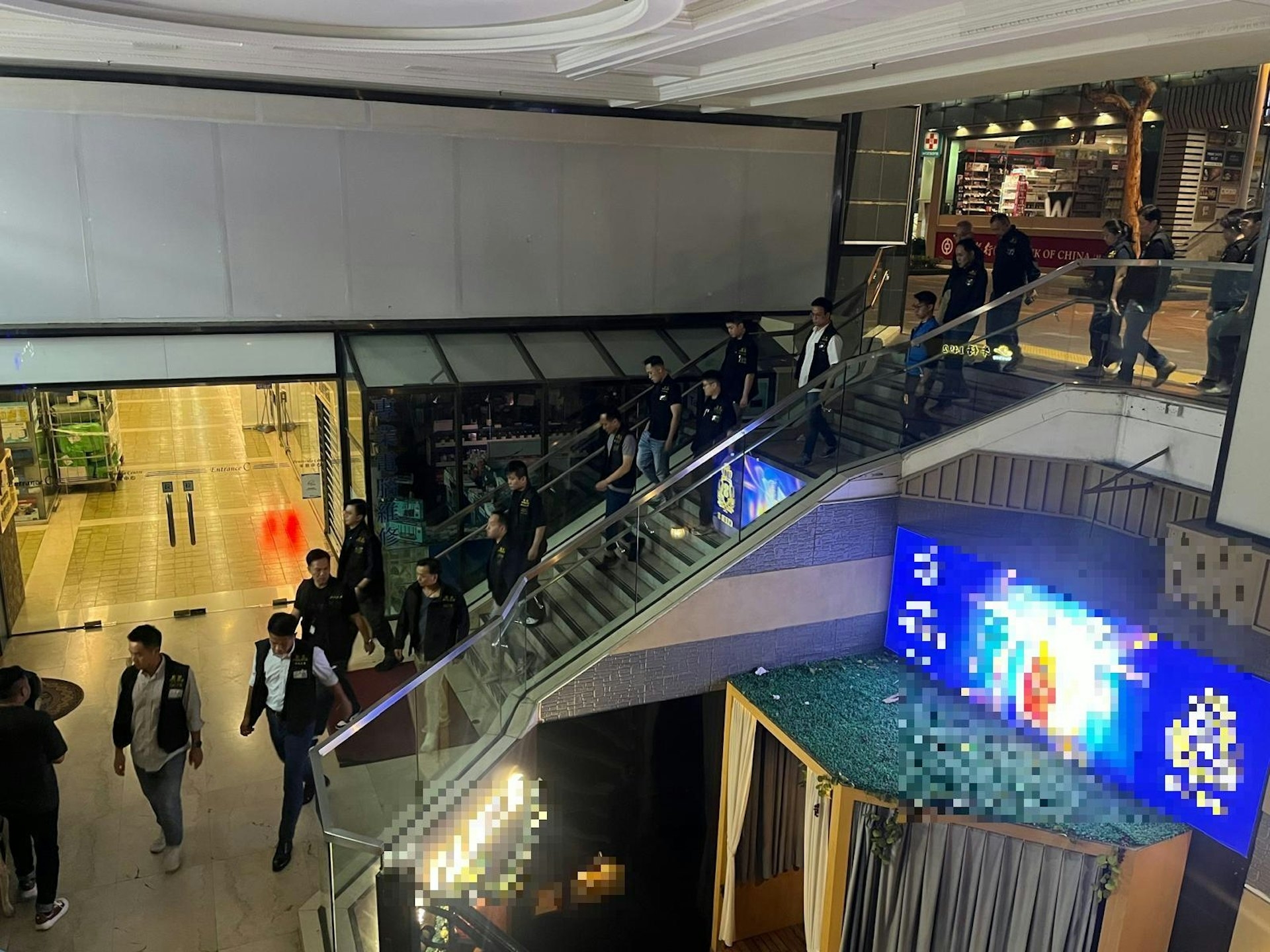 警方昨日（10月25日）進行全港性的「犁庭掃穴」行動，突擊搜查145間娛樂場所，進行拘捕及大規模掃蕩，以打擊有組織犯罪活動，堵截犯罪份子的收入來源。（警方圖片）