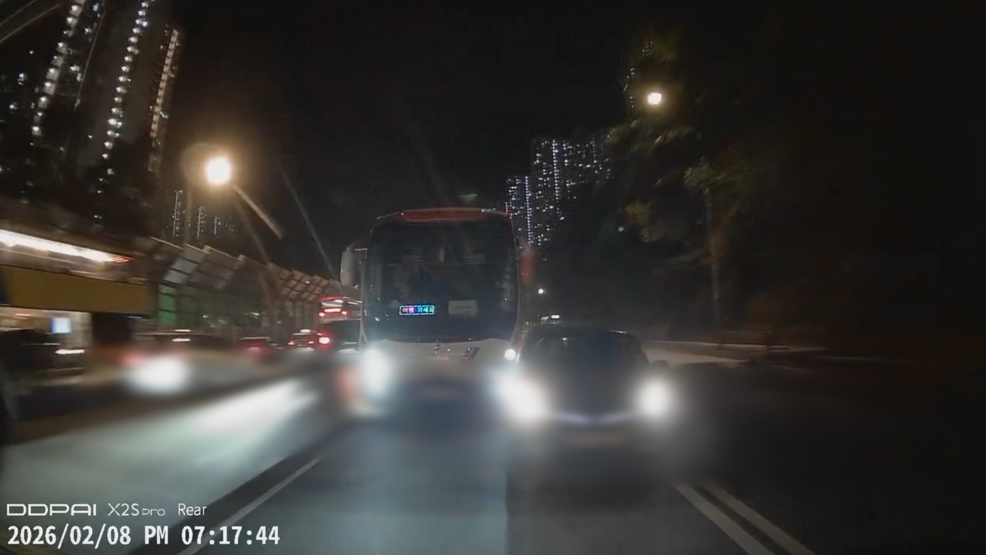 車Cam直擊｜將軍澳隧道旅遊巴大戰私家車　撞壆打白鴿轉　網民批評雙方