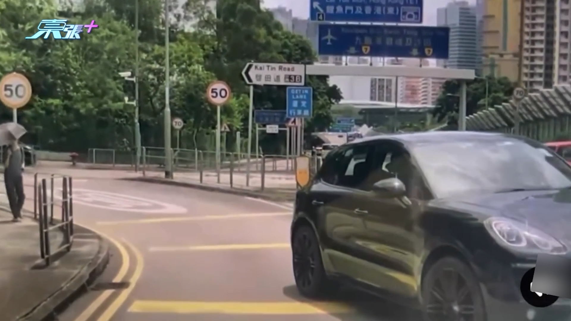 車Cam直擊｜將軍澳隧道出口驚現「神級逆線」　黑色私家車逆駛橫插主路 （FB＠Kitty Chau）