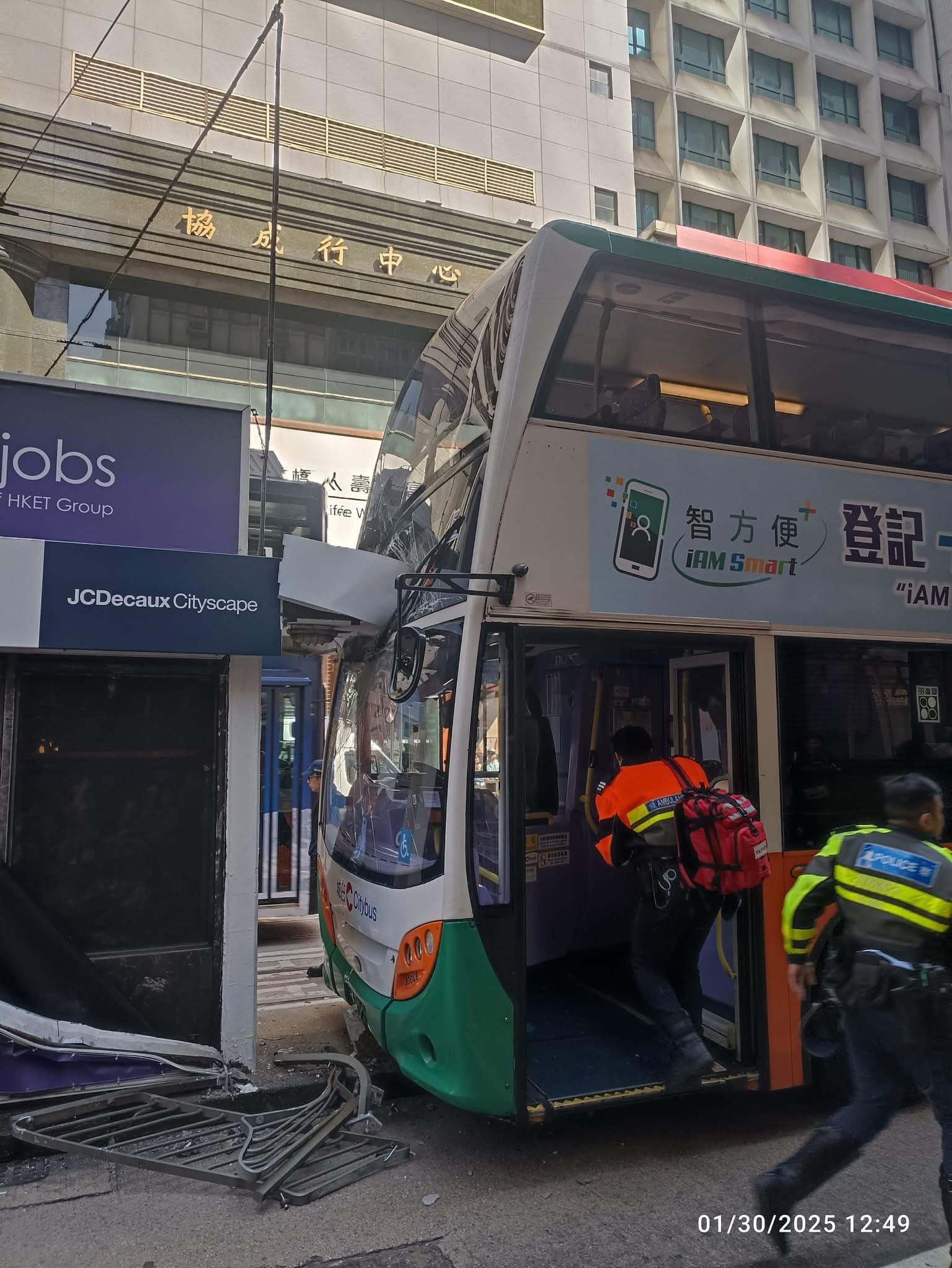 中環德輔道中城巴撞電車站。(網上圖片)