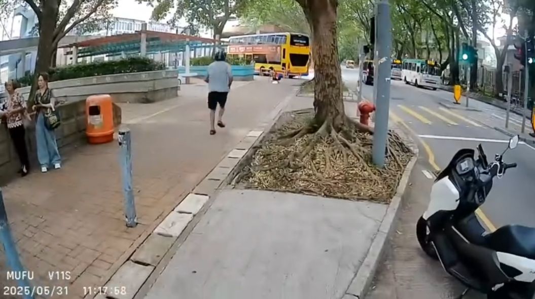 好人好事｜上水天平邨婦人突然倒地，鐵騎士帥氣棄車救人全程曝光。