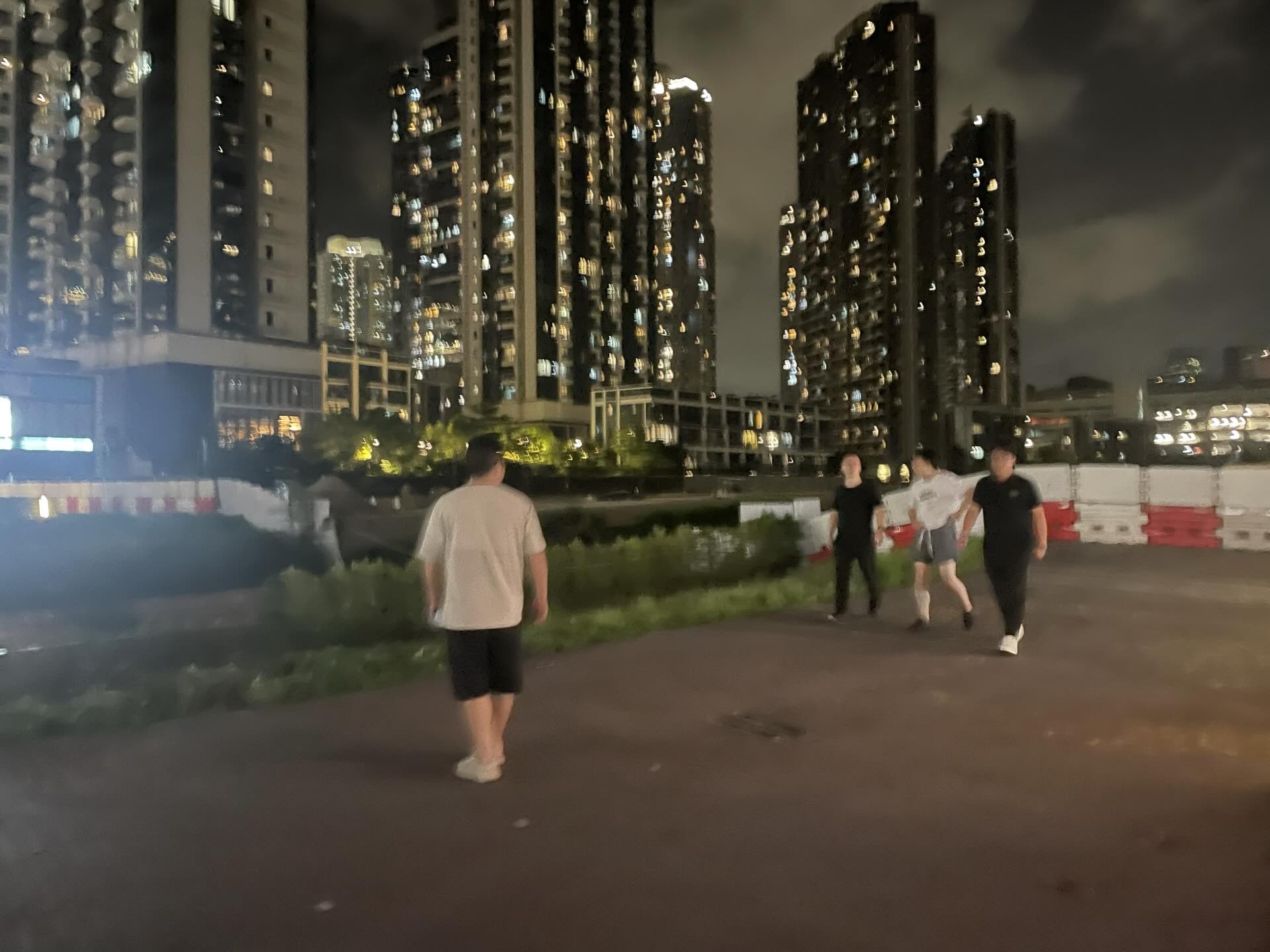 啟德4男有公廁唔去疑當眾小便　網民熱議：附近100米有廁所都唔去？