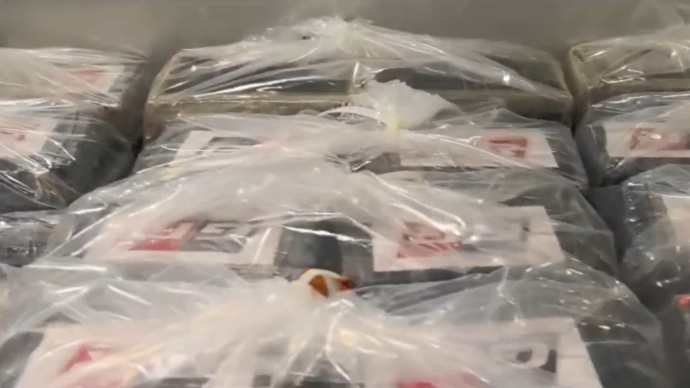 警方檢獲125公斤懷疑可卡因，市值約8100萬元。（警方YouTube直播截圖）