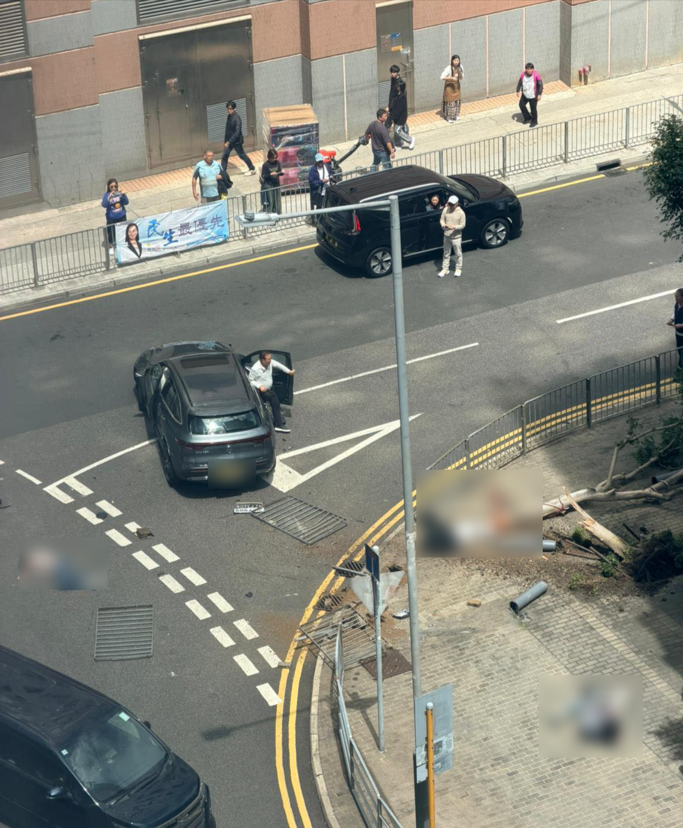 涉事私家車失事，撞斷欄杆剷上行人路，行人路上的樹倒塌，有傷者分別倒在行人路和馬路。（網上圖片）