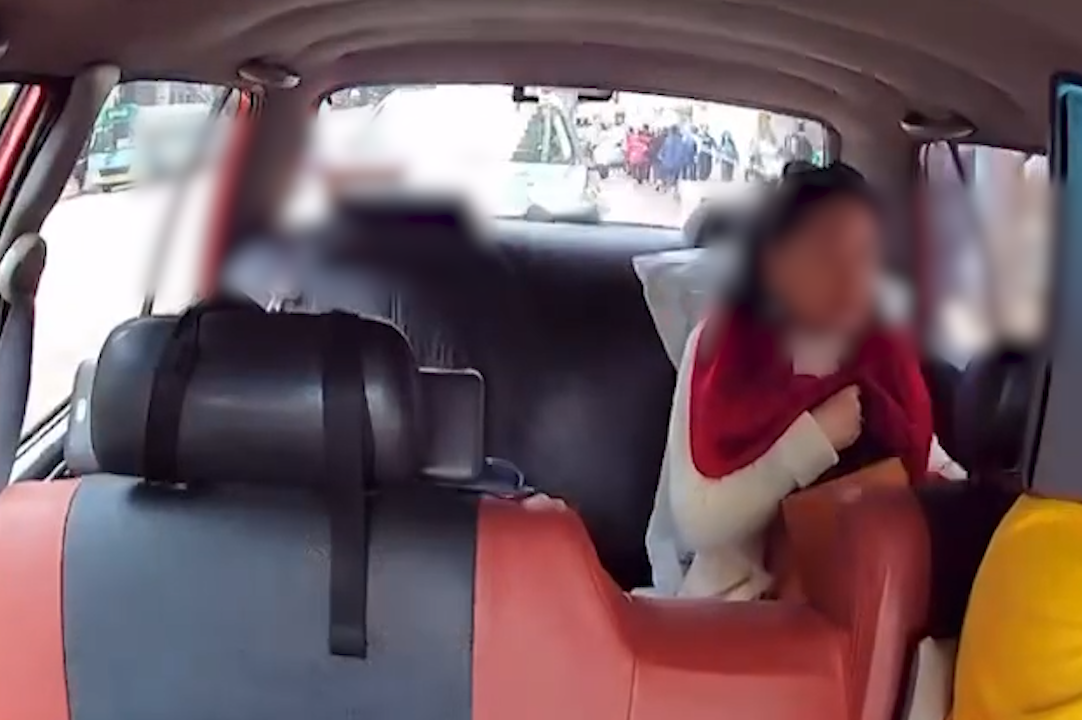 富婆出巡搭的士用「垃圾袋」墊位。(FB@高囂)