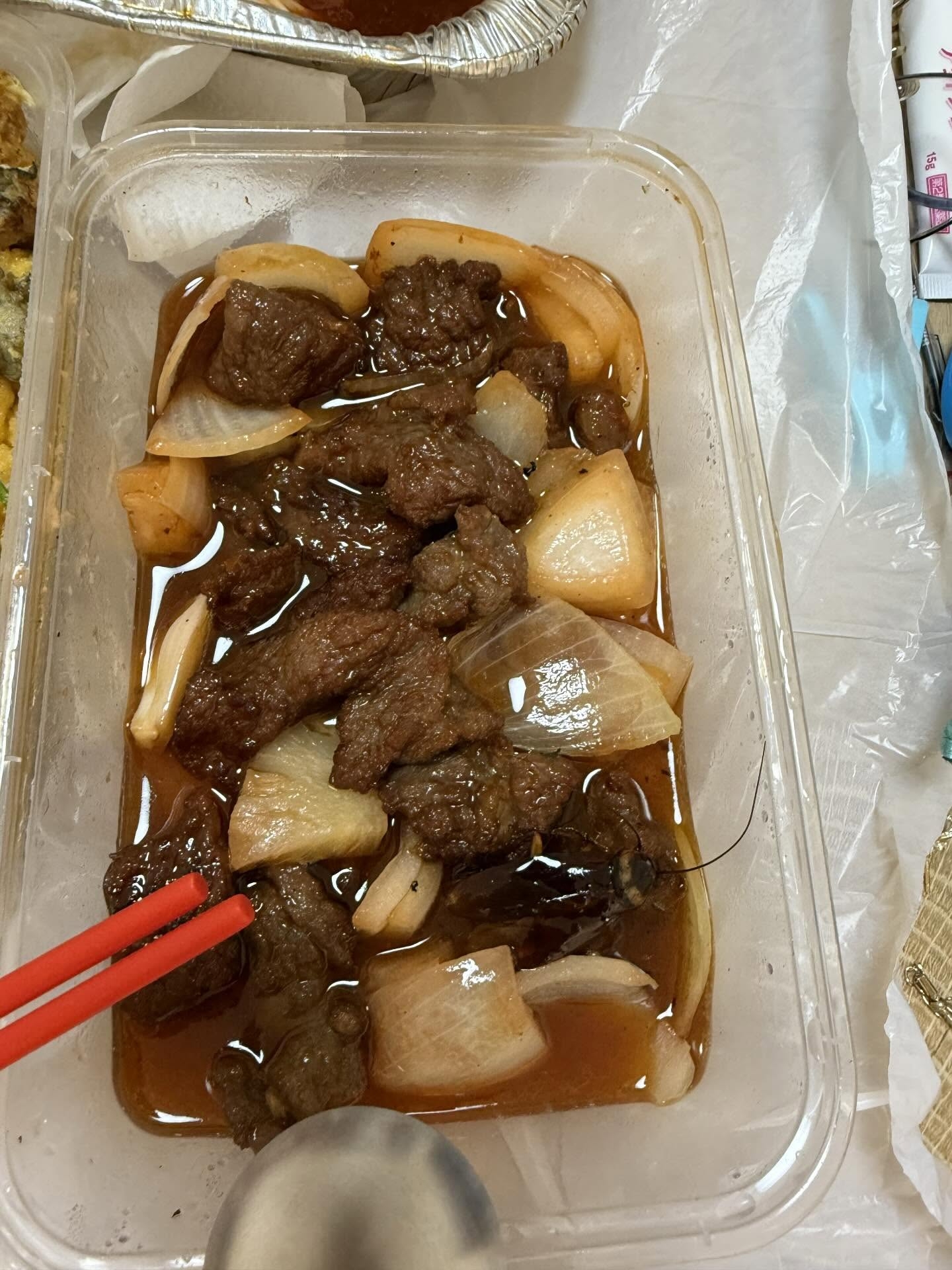 東張西望報料｜荃灣大排檔中式牛柳驚見巨型「小強」　事主：嚇到尖叫 (Threads@yes.you.are.somebody)