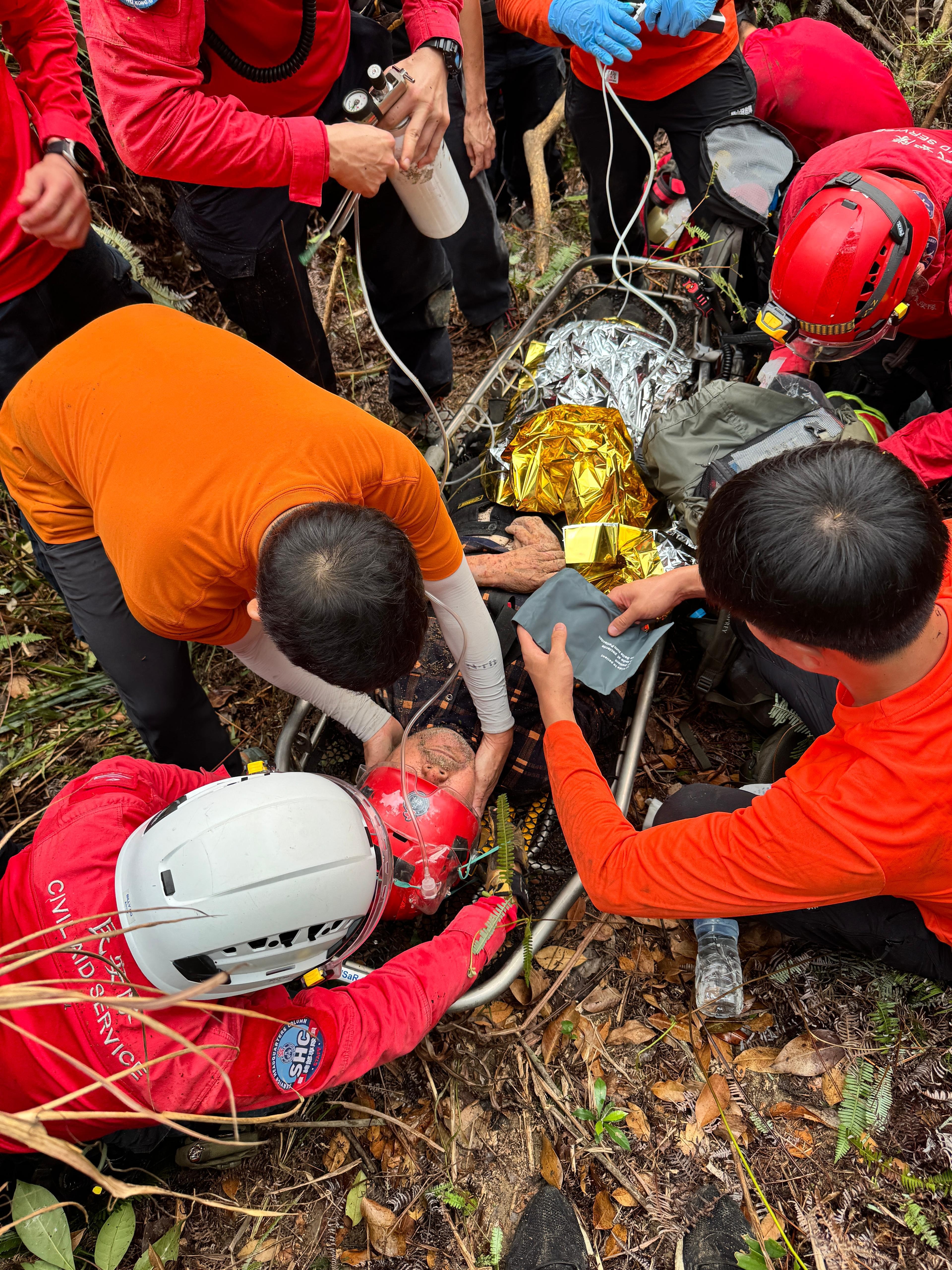 79歲內地男子日前在麥理浩徑行山時失蹤，今日（4月6日）搜救人員於關帝廟附近尋回男子，他現時清醒。（警方圖片）