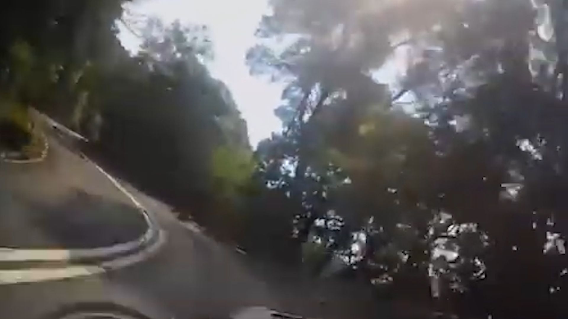 荃錦公路鐵騎士彎位失事翻滾6圈，電單車撼向山邊再反彈。