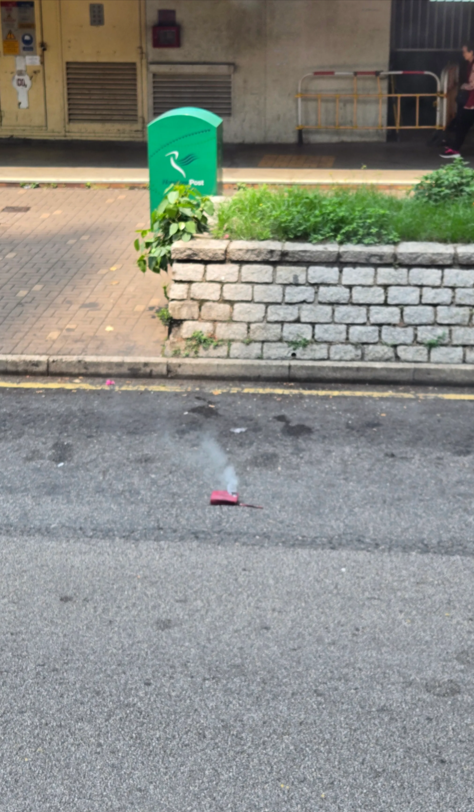 東張西望報料｜大埔手機著火變「馬路炸彈」　電池發漲猶如磚頭勁恐怖