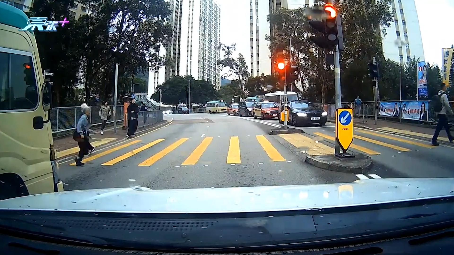 車Cam直擊｜老人衝燈不慎仆倒馬路　片主呼籲體諒反被罵：等下會死咩？