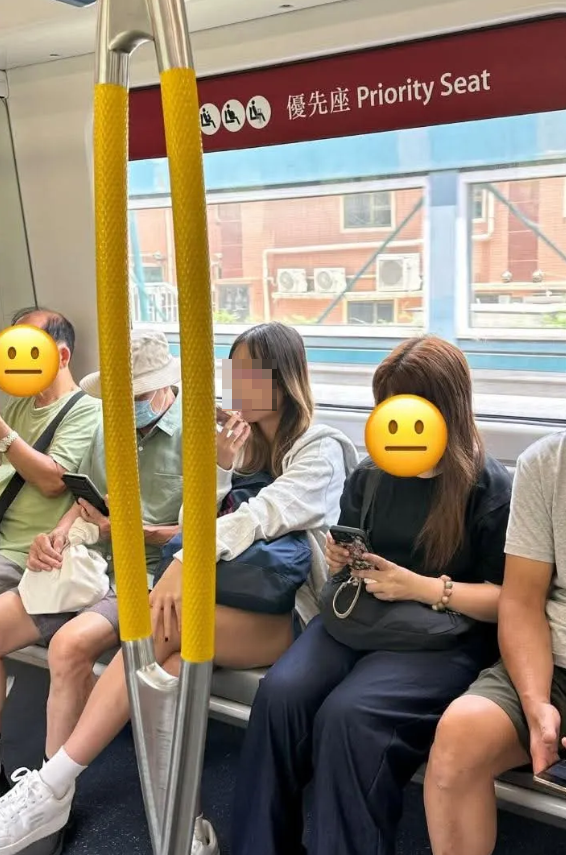 港女帶80歲父親坐東鐵北上無人讓座　港女拍照怒斥乘客反被網民鬧爆