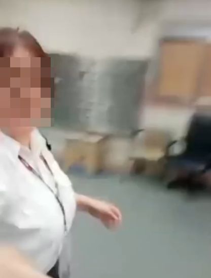 翠屏邨公屋女保安揈毛巾追打外賣員