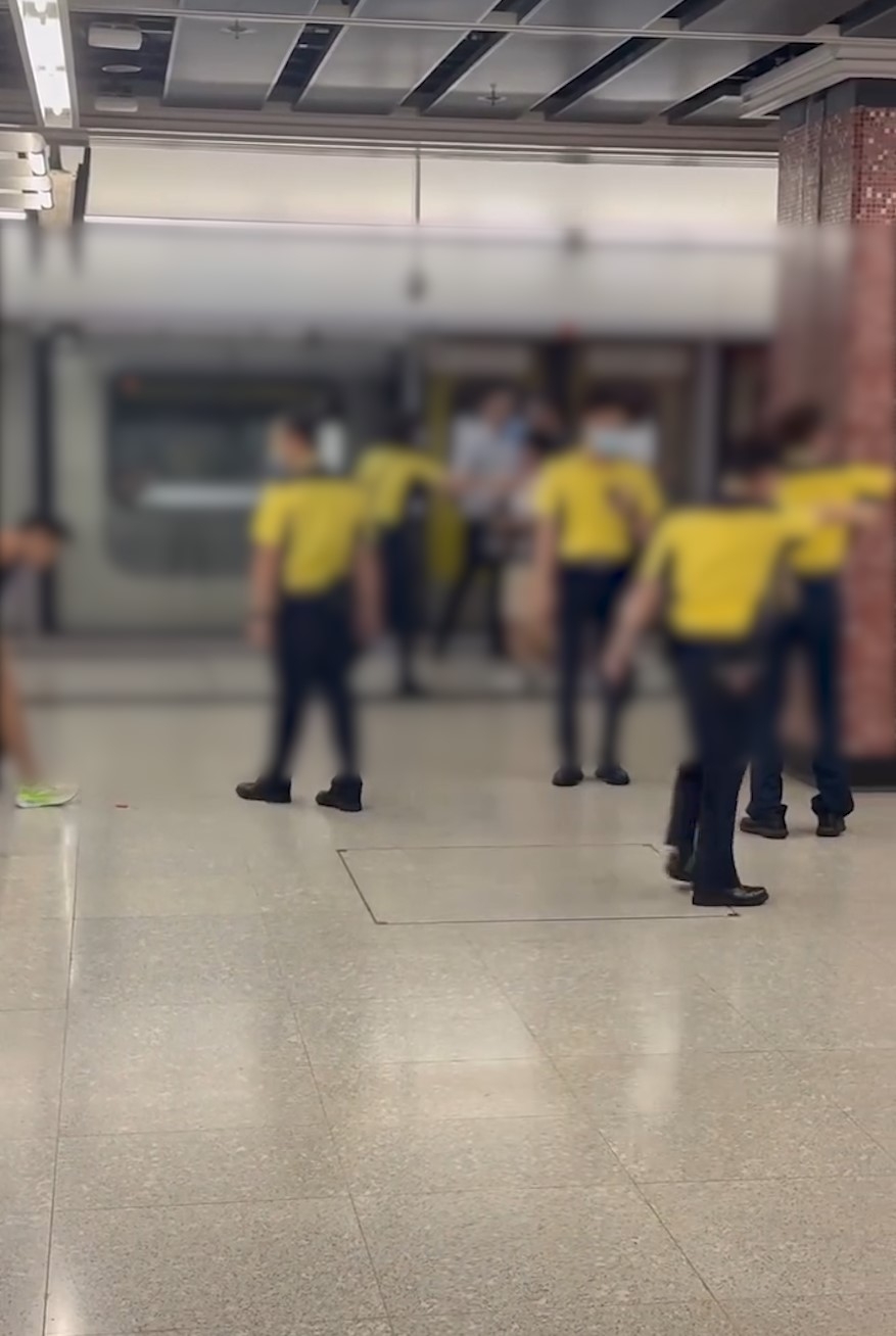 紅磡站MMA｜兩男月台肉搏兼吐口水職員霸氣調停　疑因扶手電梯爭路