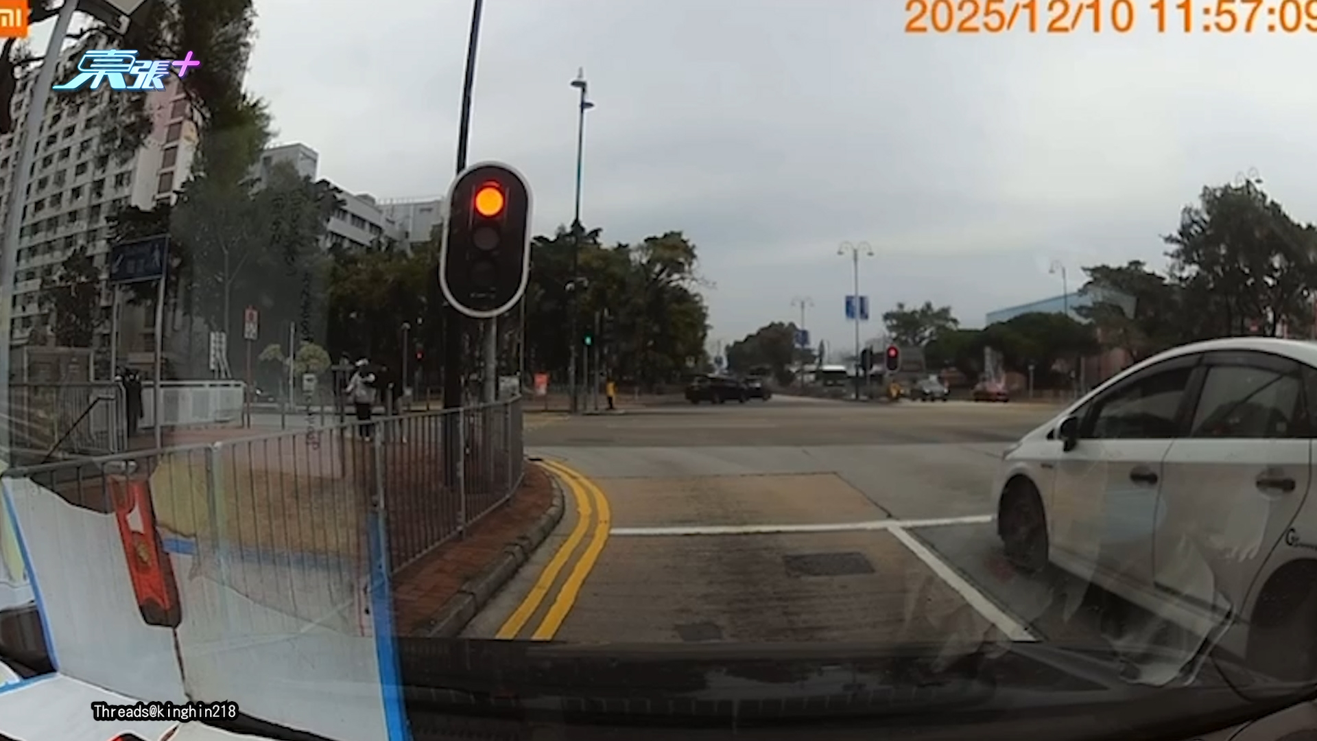 好人好事｜後生仔街頭突流鼻血手足無措　好心司機冒抄牌風險出手助人獲讚 (Threads@kinghin218)