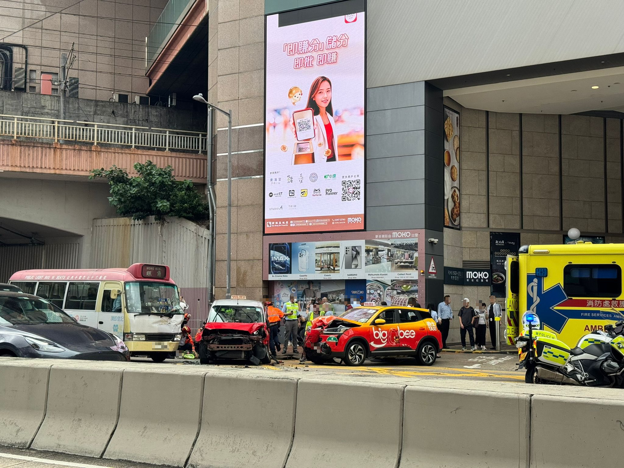 一輛的士在旺角新世紀廣場（MOKO）的車輛出入口處，與另一輛的士和紅頂小巴連環相撞，造成至少五人受傷。（Facebook圖片／車cam L（香港群組）／Bosco Chu）