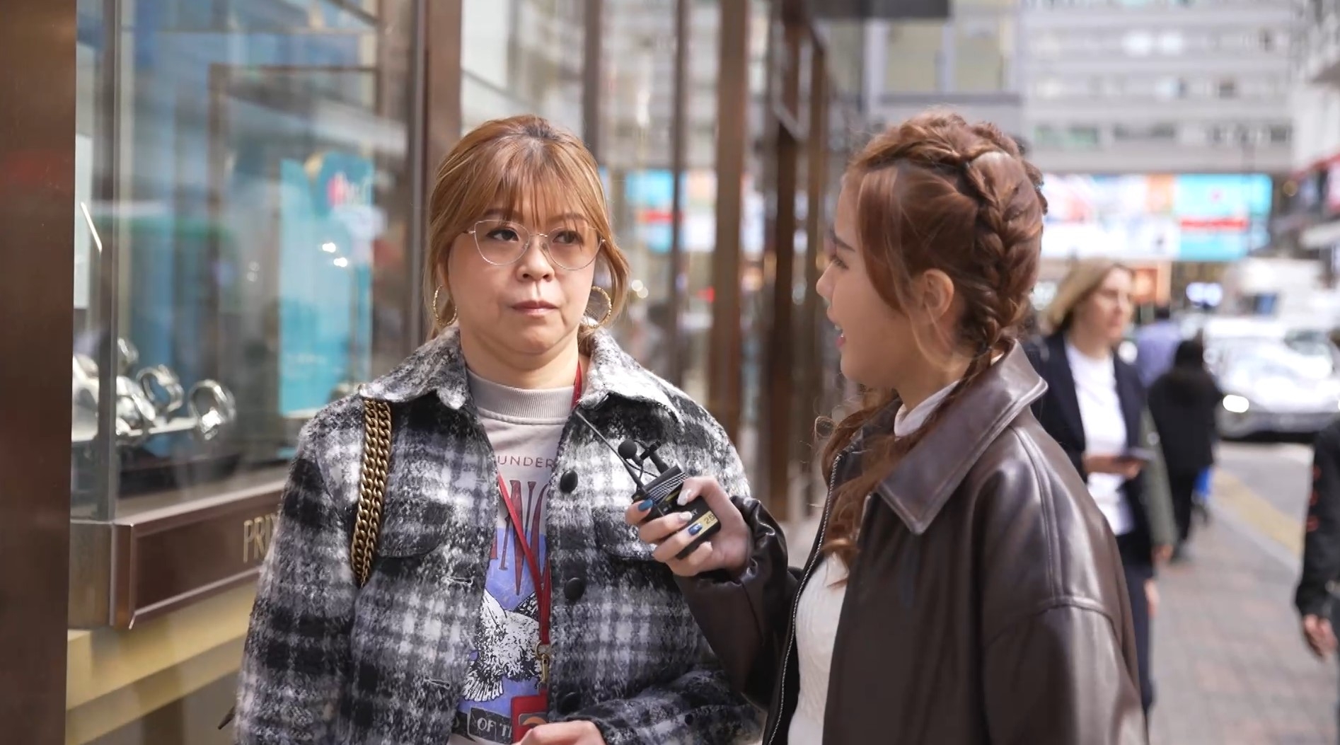 有市民與東張主持鄧凱文表示：「唔夠瞓」、「情緒壓力」等，都會導致胃部不適。