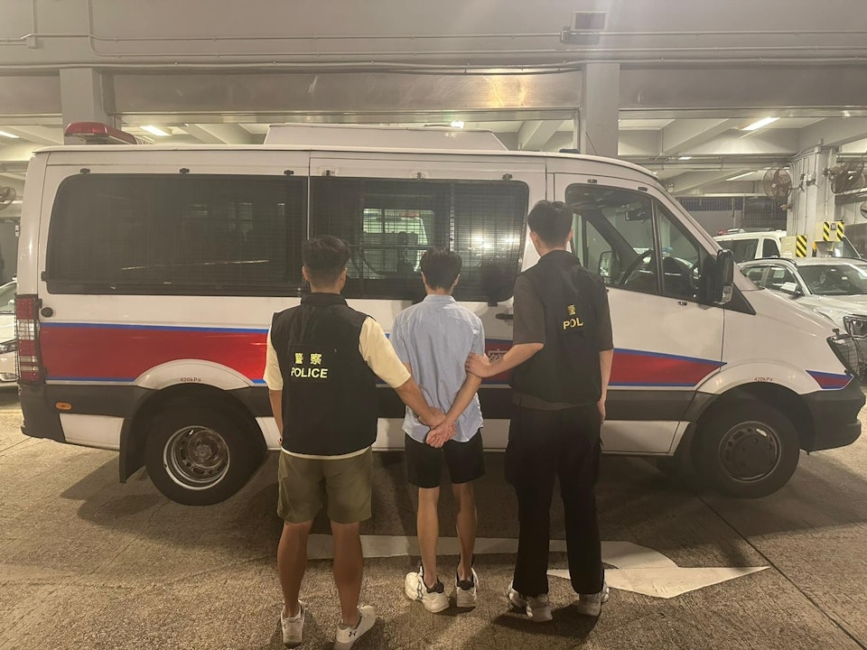 行動中，人員拘捕車上一名23歲男子，涉嫌「販運危險藥物」，他現正被扣留調查。（警方圖片）