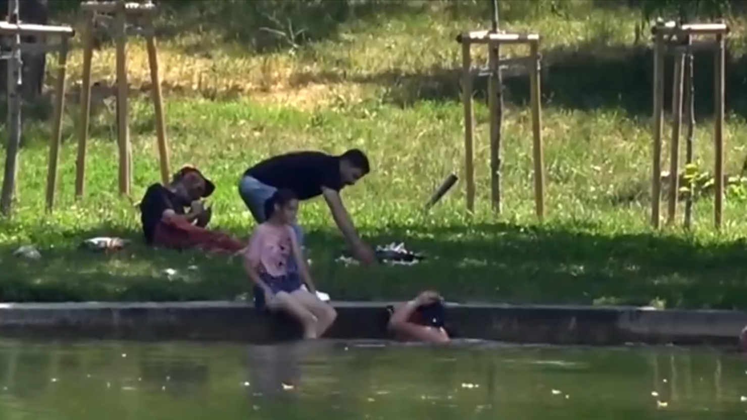 在羅馬尼亞，不少人到公園乘涼，以及下水消暑。（網上圖片）