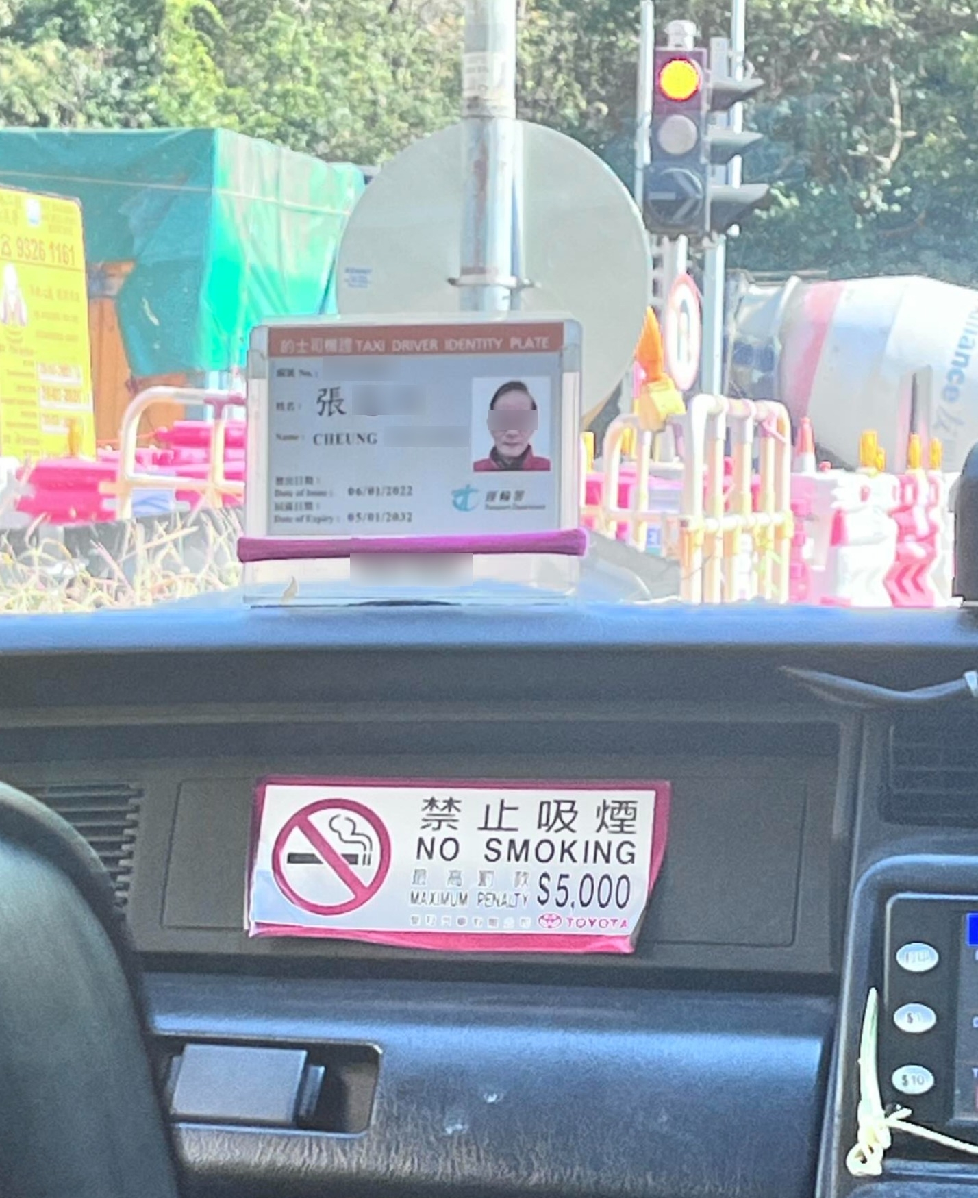 即便友人解釋是因為扭傷腳才乘車，司機仍持續扮打電話，以指桑罵槐的方式謾罵她們，聲稱她們「咁細個應該行路唔應該搭的士」，隨後更對著空氣爆粗，甚至直接以髒話辱罵女乘客。