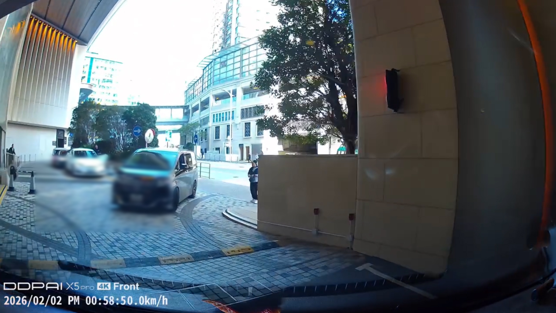 車Cam直擊｜中港牌七人車逆線駛停車場　倒後仲要撞欄杆　片主：日日都有￼笑料