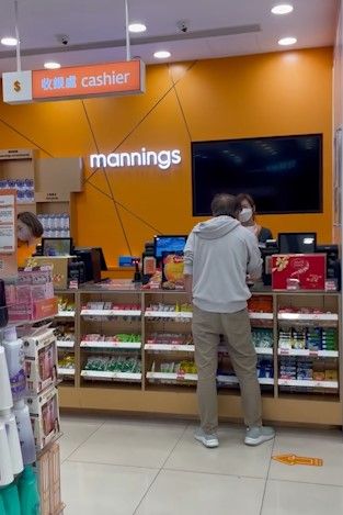 萬寧客人欲換貨惟單據無效爆粗鬧職員。(影片截圖)