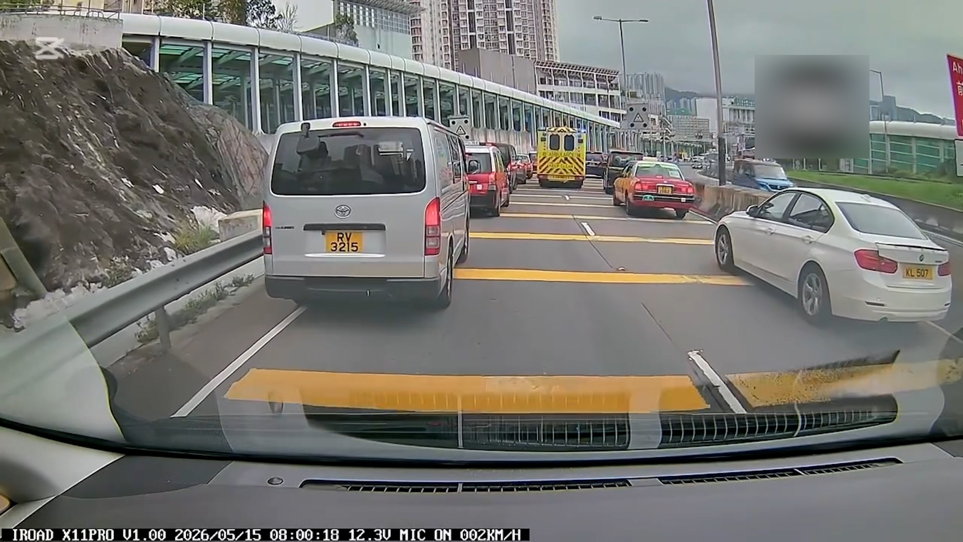 車Cam直擊｜東隧塞車遇救護車　司機齊齊「摩西分紅海」讓路好窩心 （Threads＠ikhlaqmuhammad3）