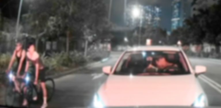有片｜香港男女駕駛中突然上演激吻情節