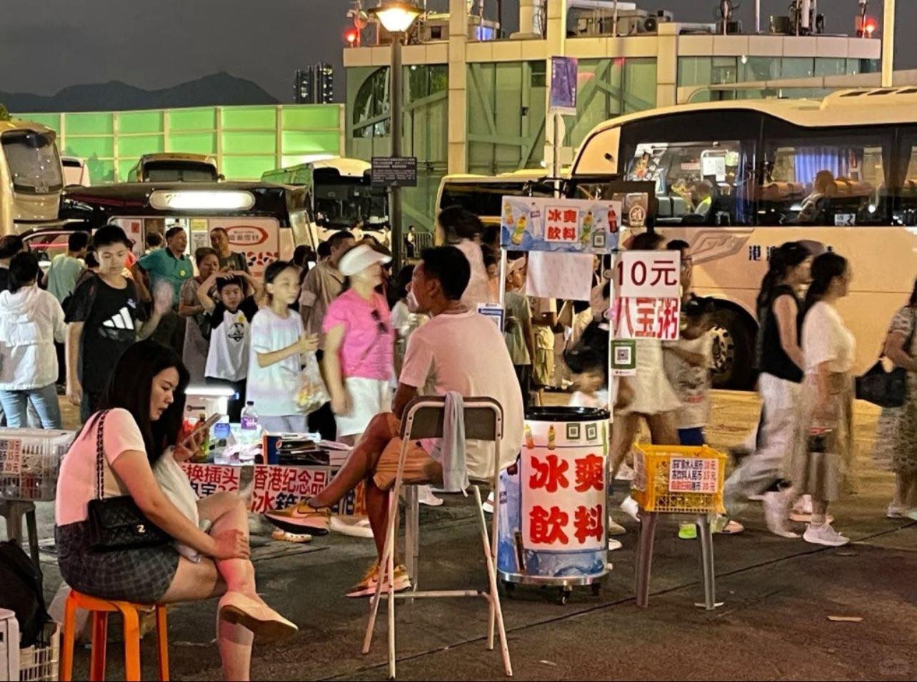 東張西望報料｜金紫荊廣場變「內地夜市」全場簡體字攤檔　八寶粥紀念品通通有