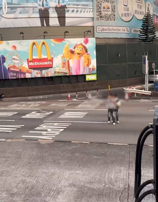 兩男誤闖紅隧口過馬路，最後要職員帶走。(T@nicola223)