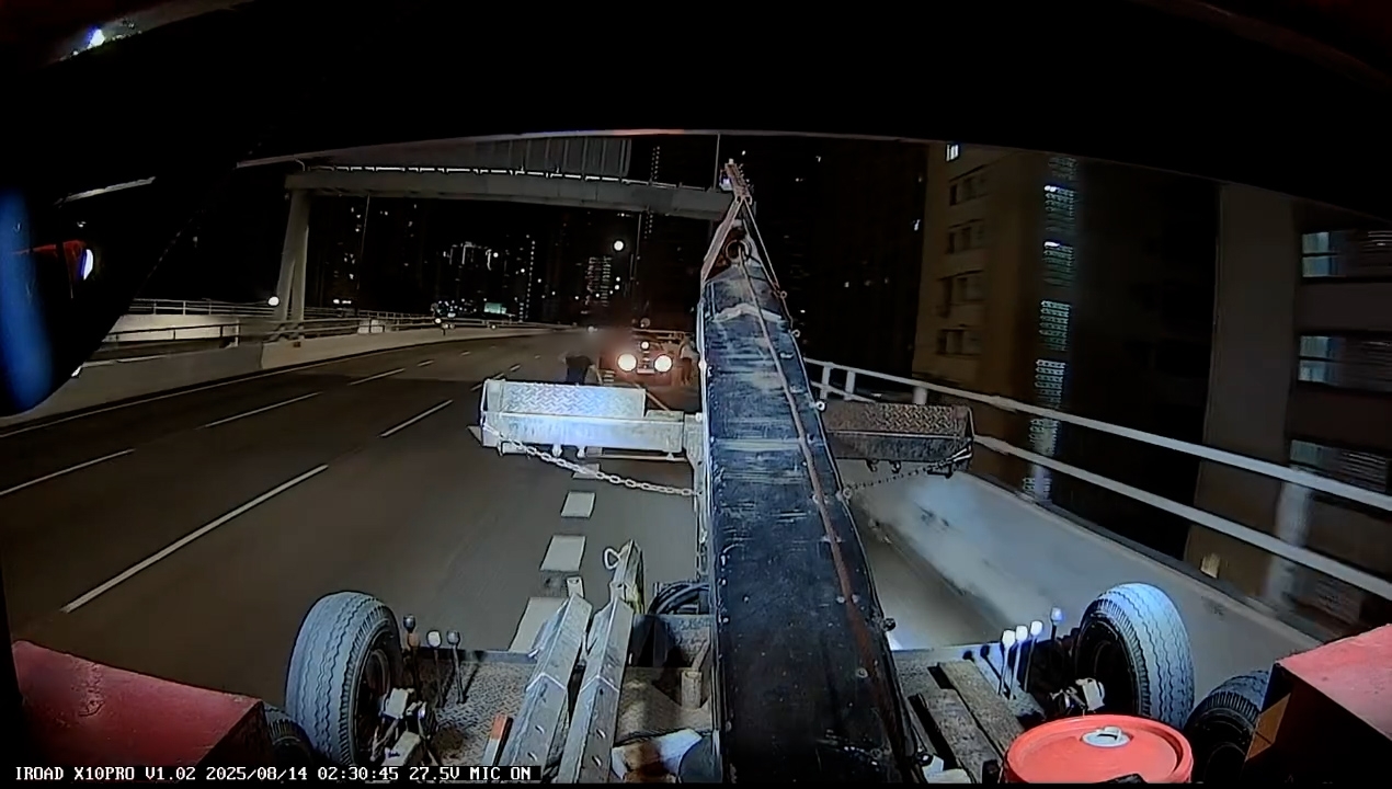 召喚拖車的人士，知道樓主拒絕接單後突然發惡，並企圖拿武器襲擊樓主。（Threads影片截圖）