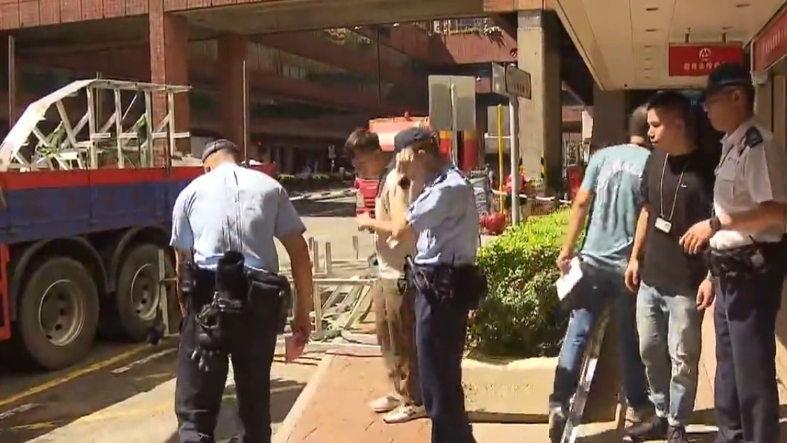 事發後，多名警方人員到場調查，並拉起封鎖線。