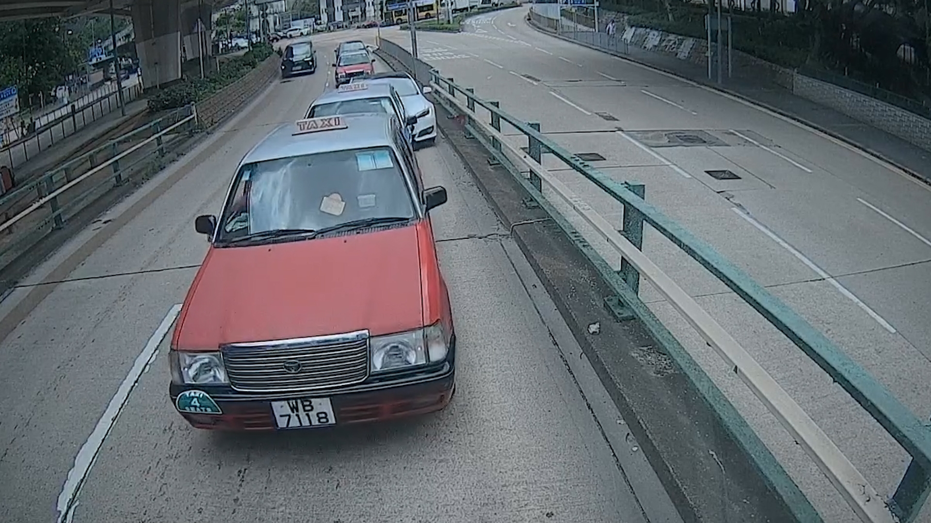 車Cam直擊｜Tesla司機揸車發夢「油門當Break」踩　車主：差兩吋中