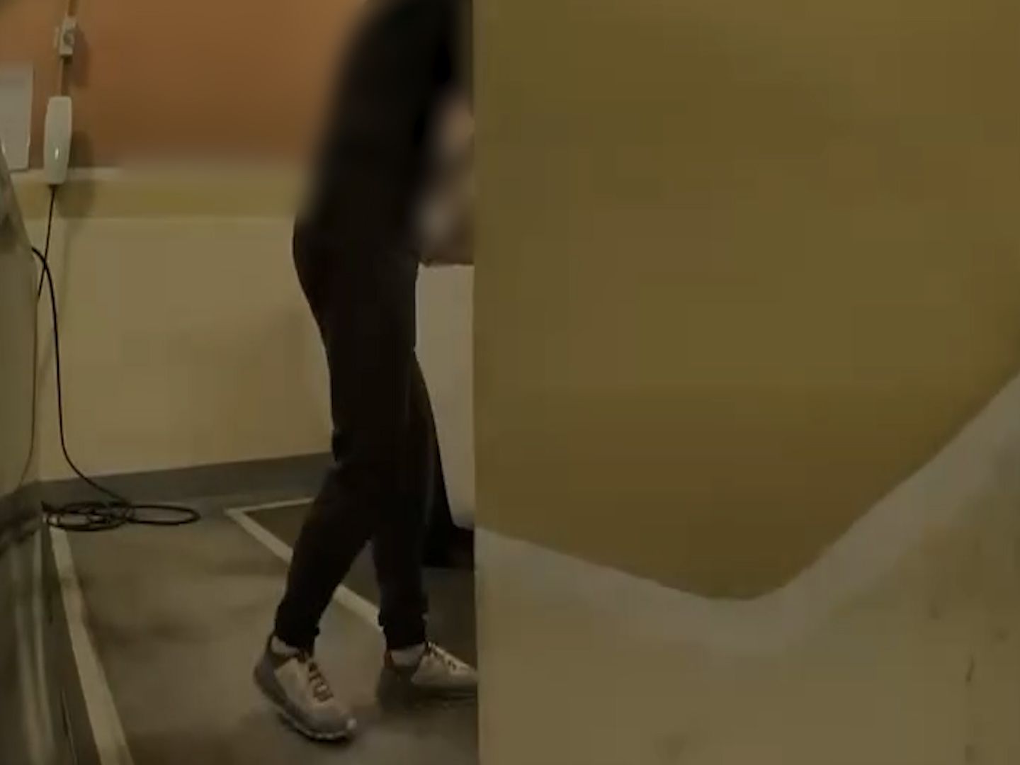 Tesla車主公德心欠奉！停車場亂拋垃圾