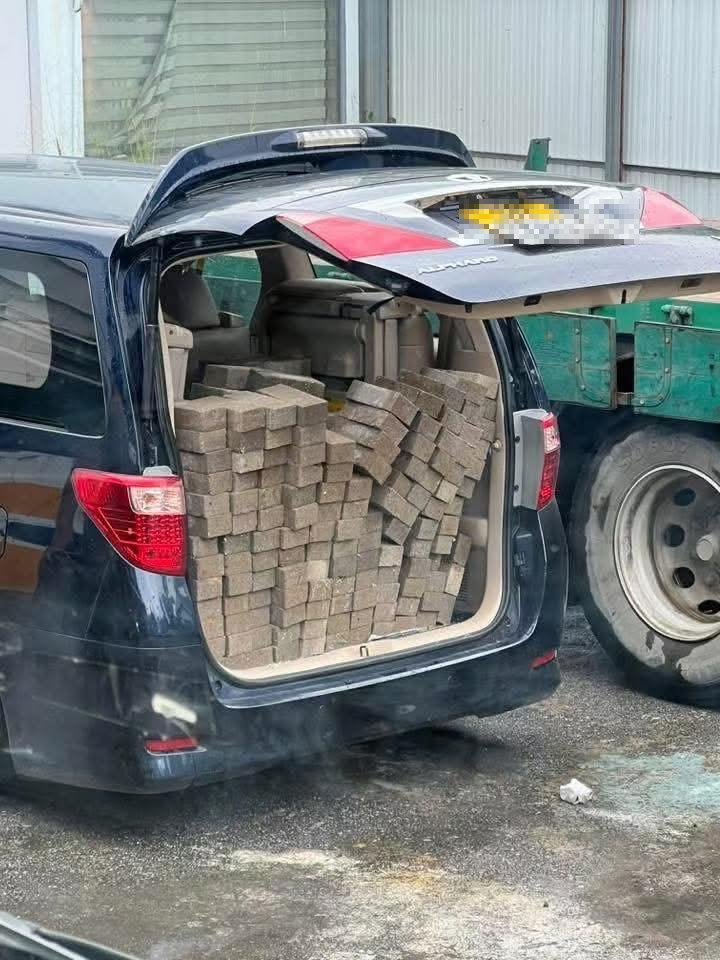 中港牌七人車變「運貨車」磚頭塞爆車尾　網民揶揄：賺埋都唔夠整車