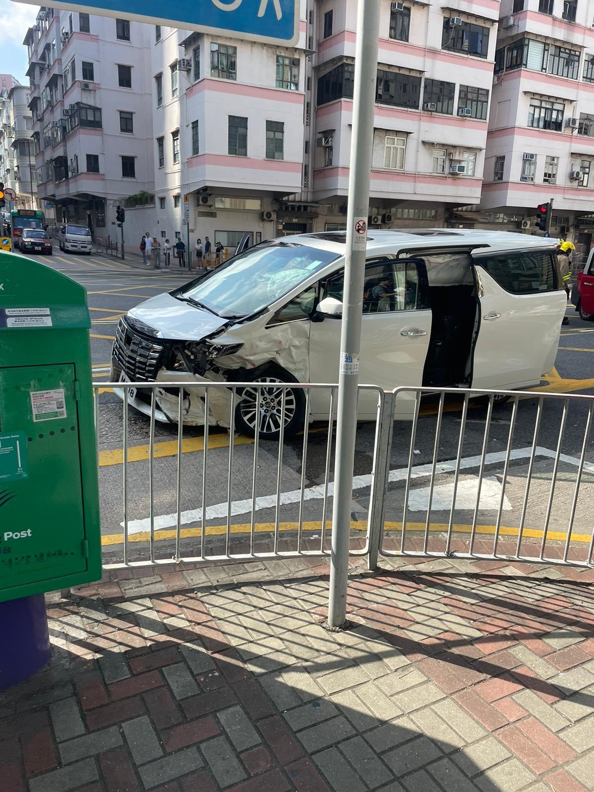 土瓜灣的士與私家車相撞　的士車頭全毀　4人受傷送院