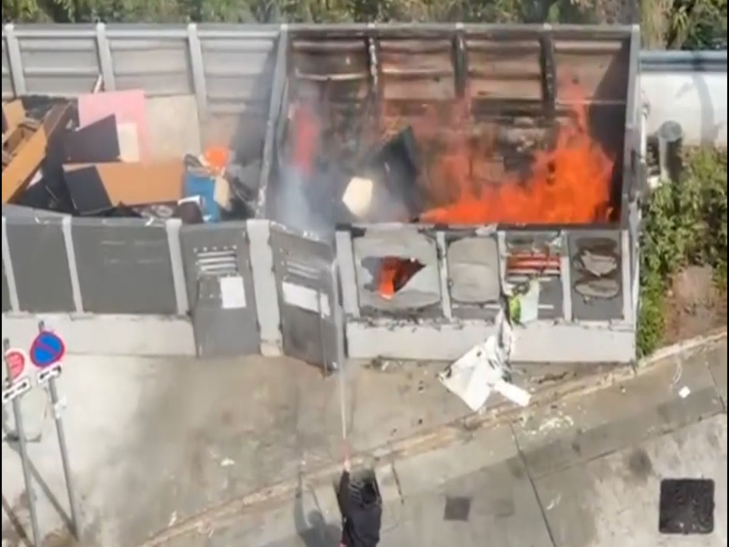 皇后山邨垃圾站起火保安勇敢救火