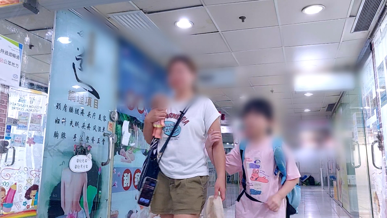 其中一间更于补习中心对面，不少小学生出出入入。