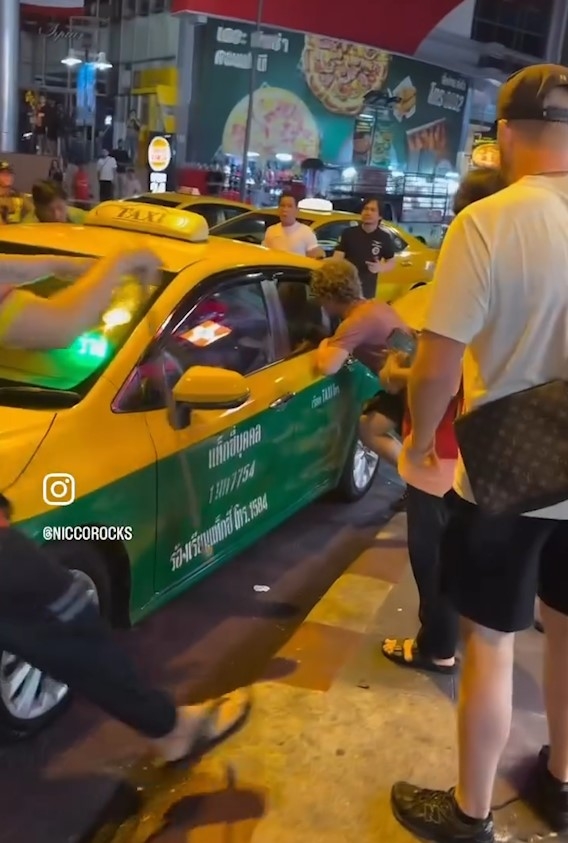 泰國曼谷鬧市驚現「持刀女」　向途人揮刀全被拍下勁恐怖　終被警員制伏