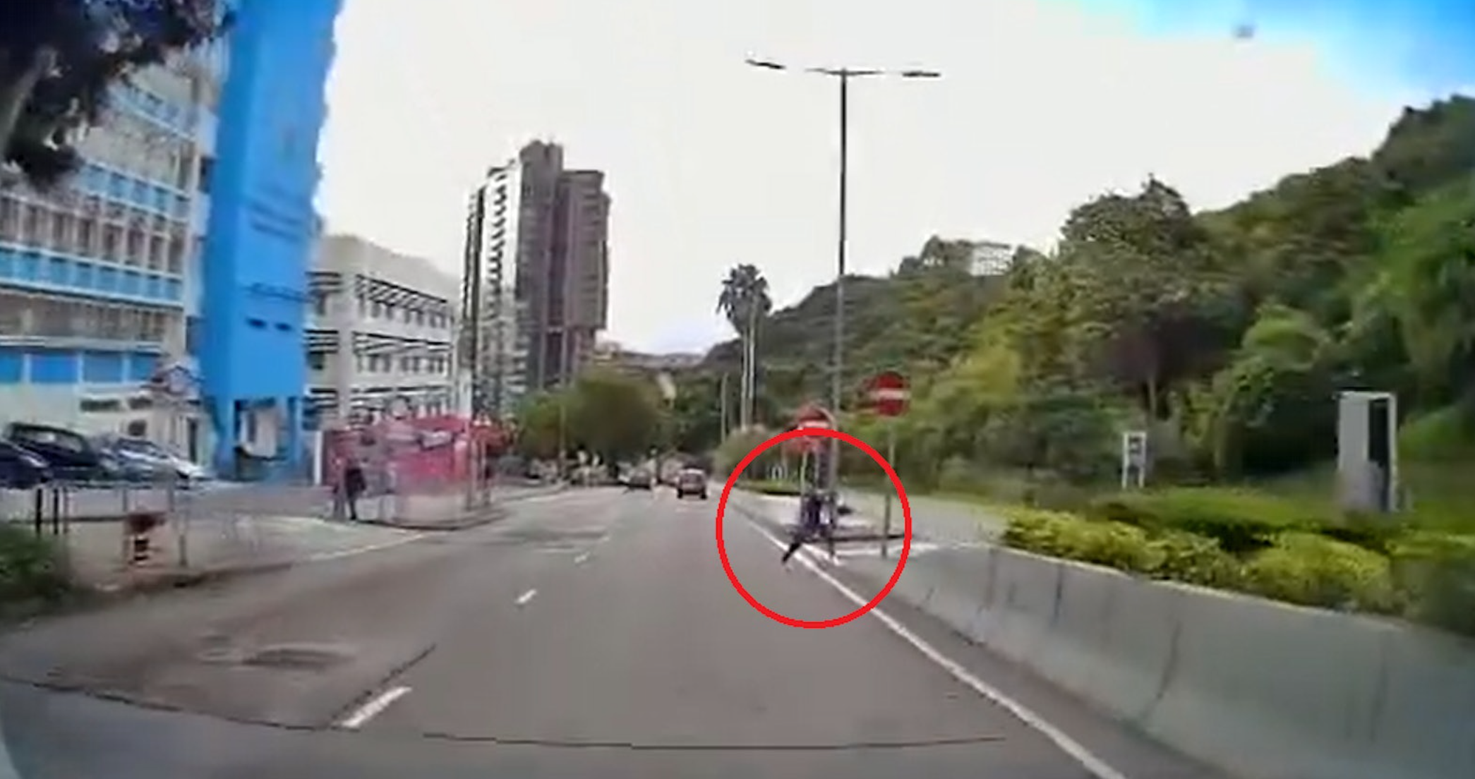 柴灣道「跳出又跳入」