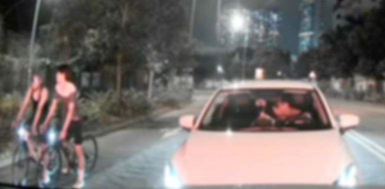 有片｜香港男女駕駛中突然上演激吻情節