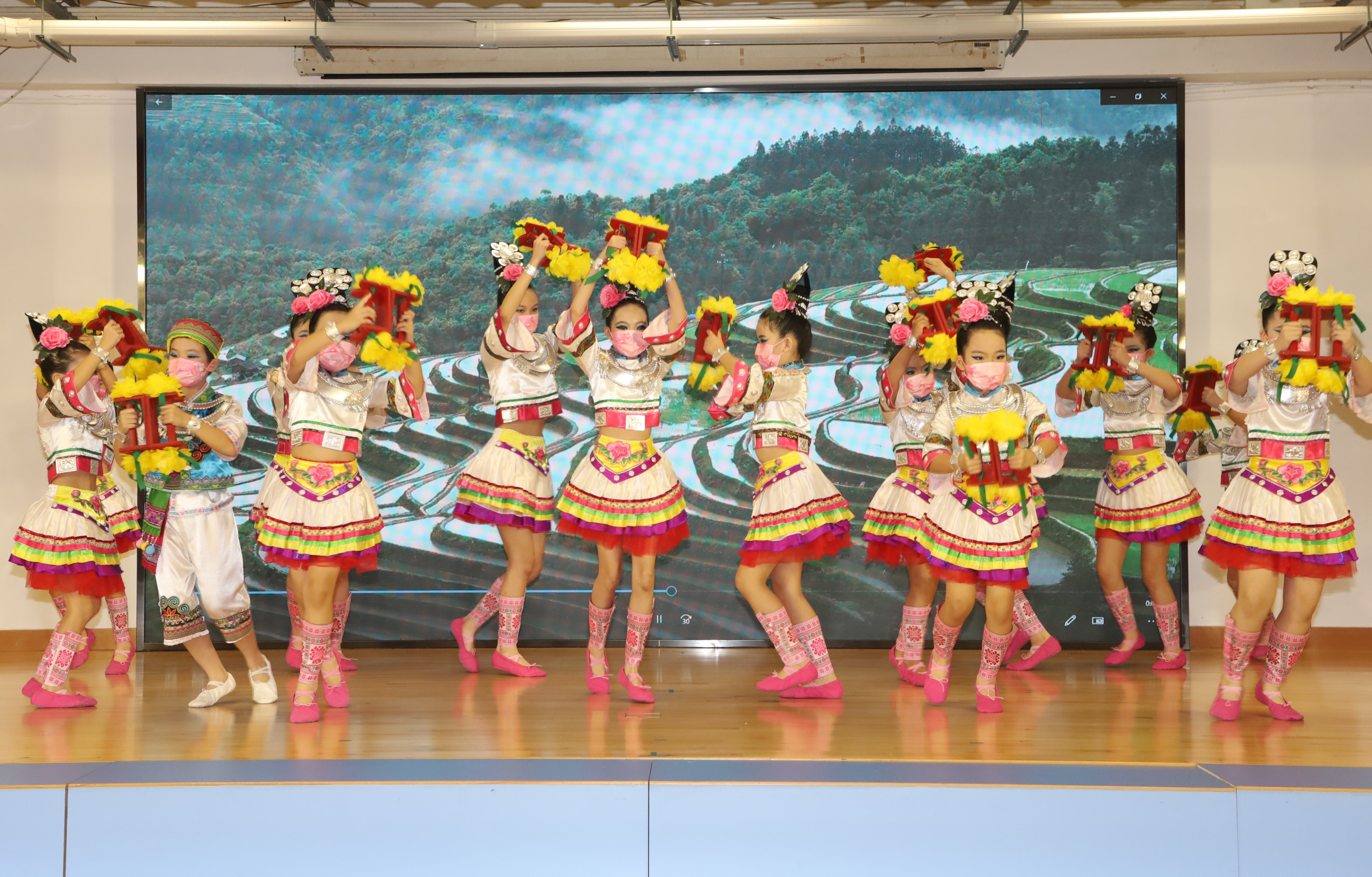 學生表演中國舞。