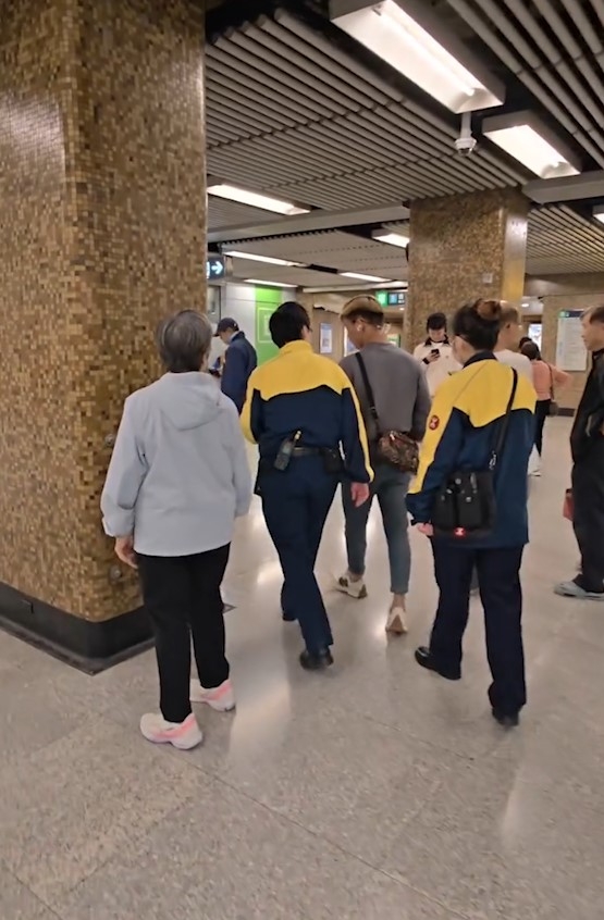 港鐵黃大仙站「兩蚊黨」被職員帶走　疑違規用$2乘車優惠　網民齊聲譴責 (網上影片截圖)