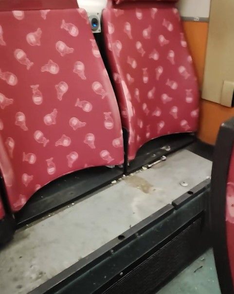 巴士上層後排座椅離奇被拆走，網民猜測可能因為1件事？