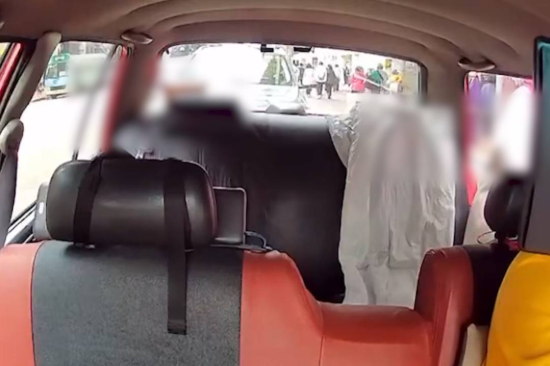 富婆出巡搭的士用「垃圾袋」墊位。(FB@高囂)