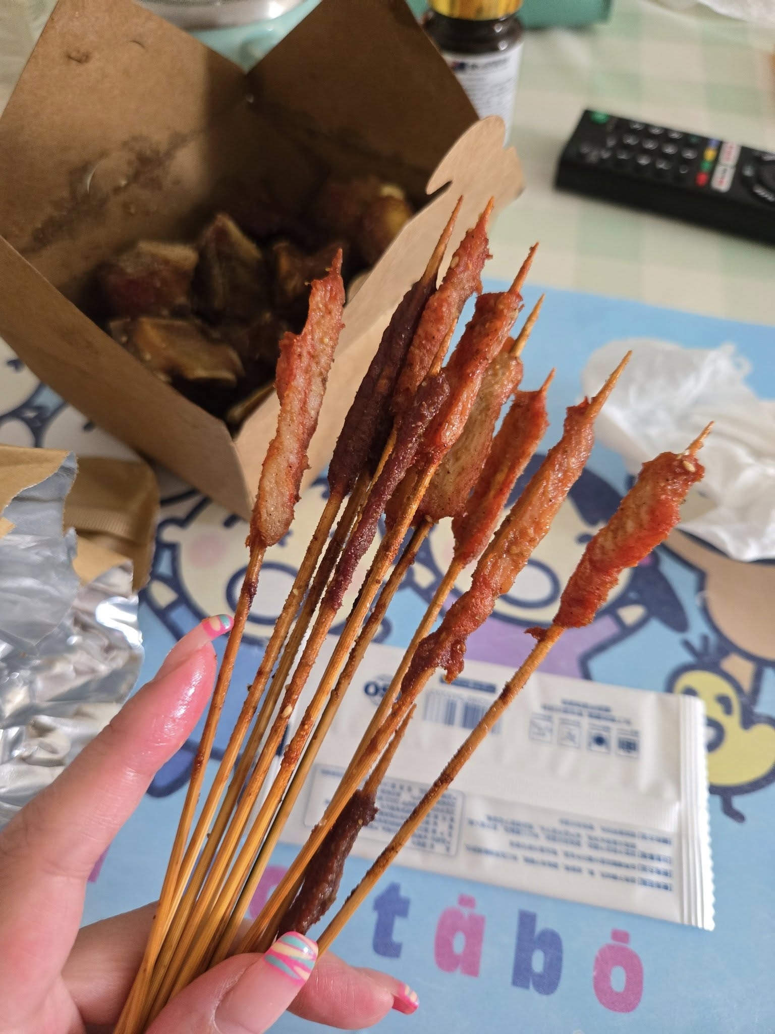 從樓主附上的相片可見，該10串里脊肉串燒只見竹簽上沾有少量肉。（Threads圖片／jojoma12367）