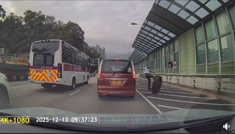 車Cam直擊丨吐露港驚現「流浪巨轆」　警員施展「金鋼腿」截停獲讚：好身手！