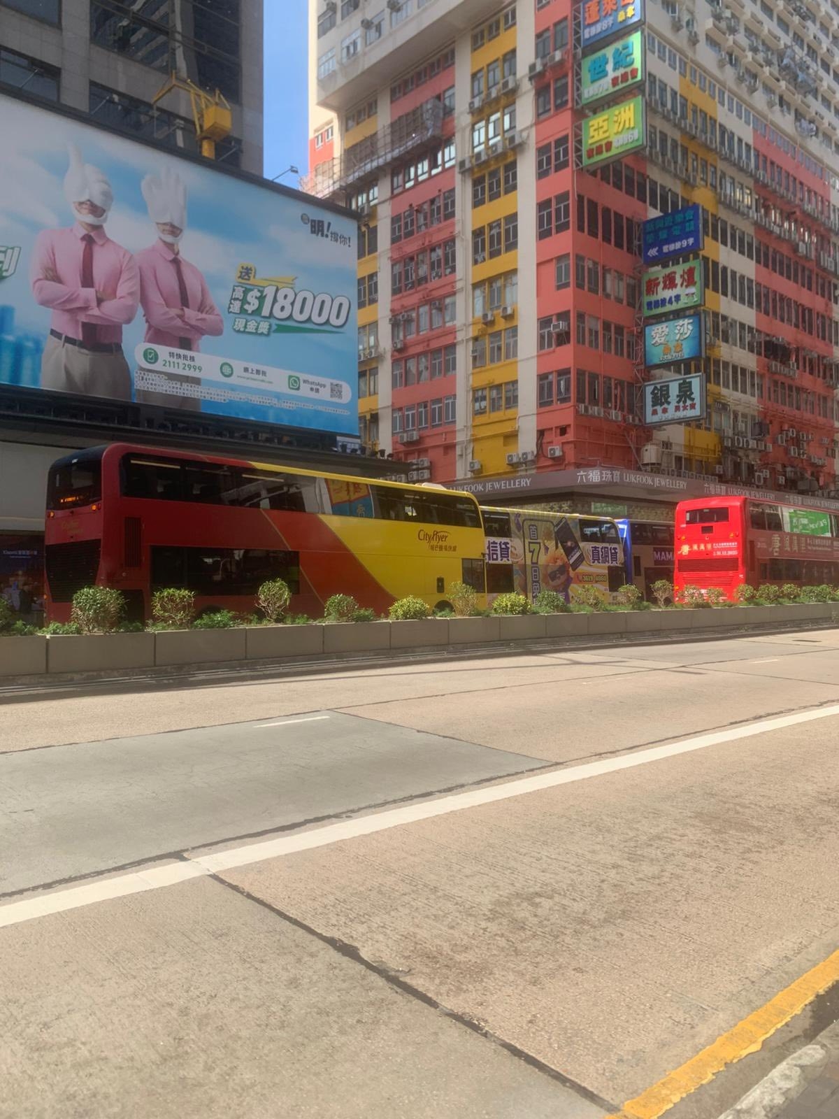 今日（11月26日）中午12時許，在旺角彌敦道601號近創興廣場對出，三輛巴士連環相撞。（Facebook圖片／車cam L（香港群組）／Bosco Chu）